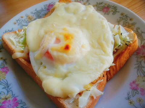 キャベツと目玉焼きとチーズのトースト